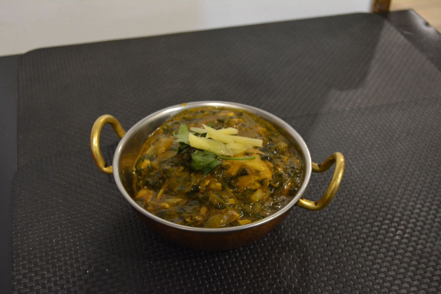 POULET PALAK (Poulet préparé aux épinards et des épices)