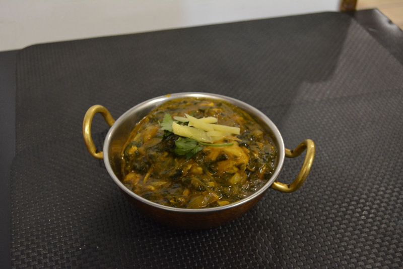 POULET PALAK (Poulet préparé aux épinards et des épices)