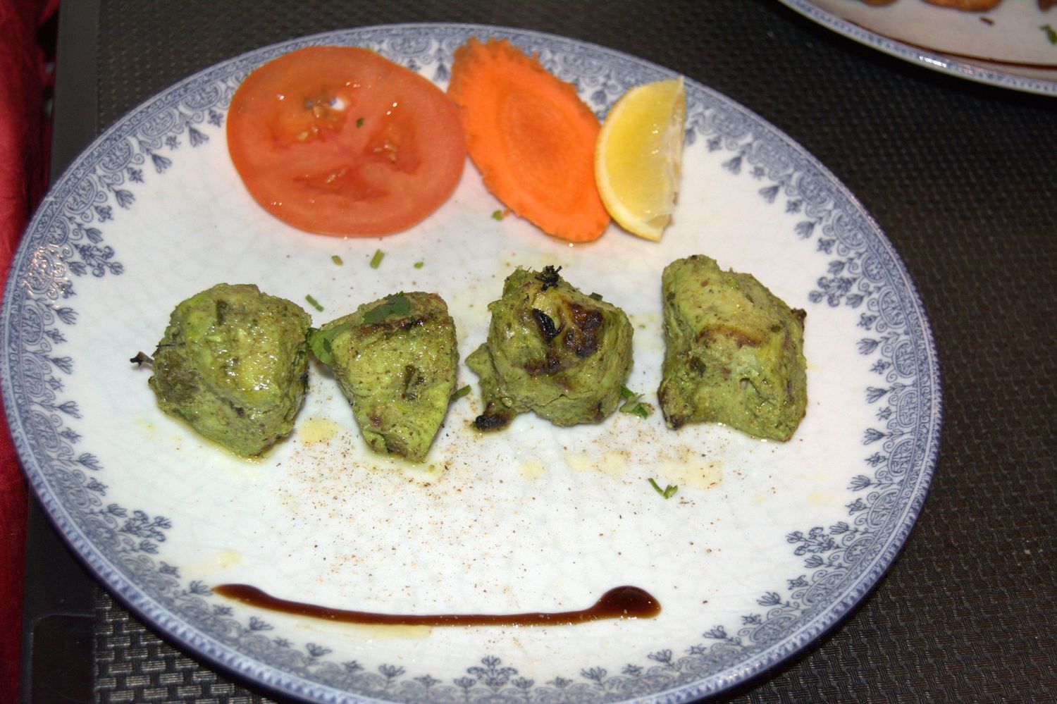 POULET DHANIYA TIKKA (Poulet mariné à la menthe, coriandre et épices cuit au four tandoor)