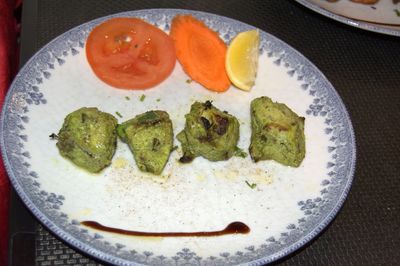 POULET DHANIYA TIKKA (Poulet mariné à la menthe, coriandre et épices cuit au four tandoor)