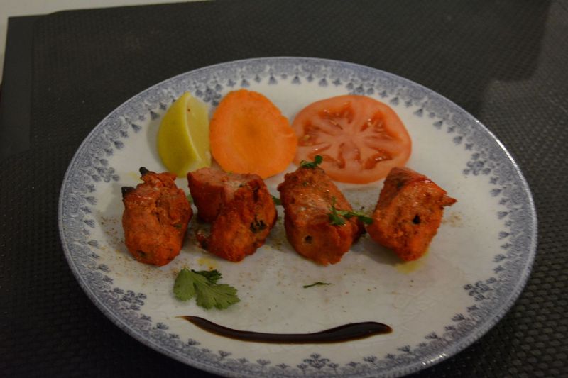 POULET TIKKA (Morceaux de blanc de poulet cuits au tandoor)