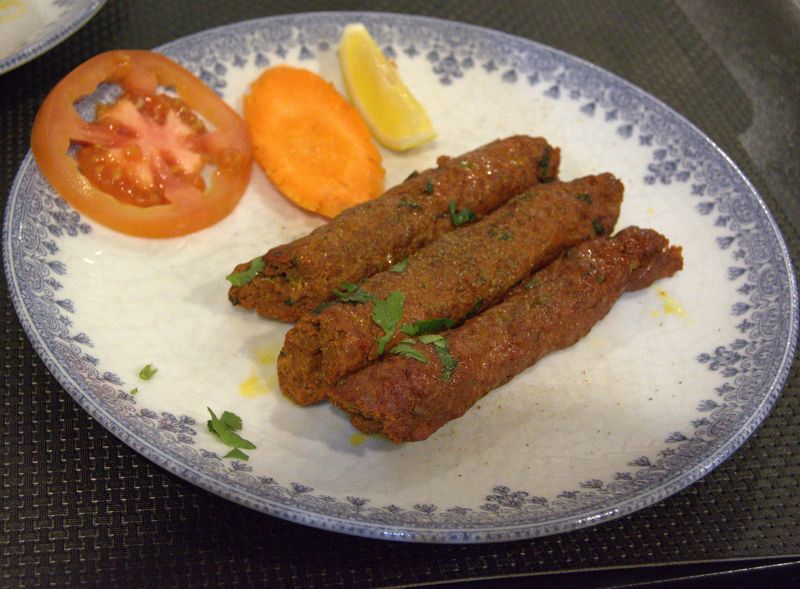 TANDOOR SEEKH KABAB (Agneau finement haché avec des herbes fraîches, cuit au tandoor)