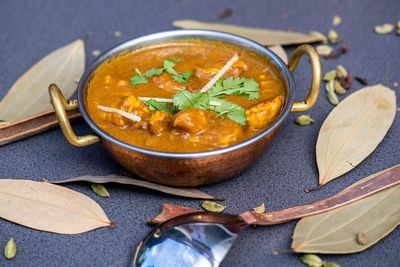 POULET VINDALOO (Poulet aux pommes de terre, cuits dans une sauce curry relevée)