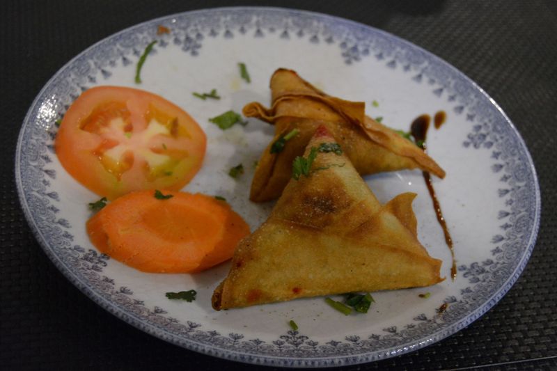 SAMOSSA LÉGUMES (Cornets frits garnis de légumes)