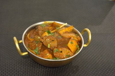 AGNEAU KARAHI (Morceaux d’agneau cuits avec oignons, poivrons et coriandre)