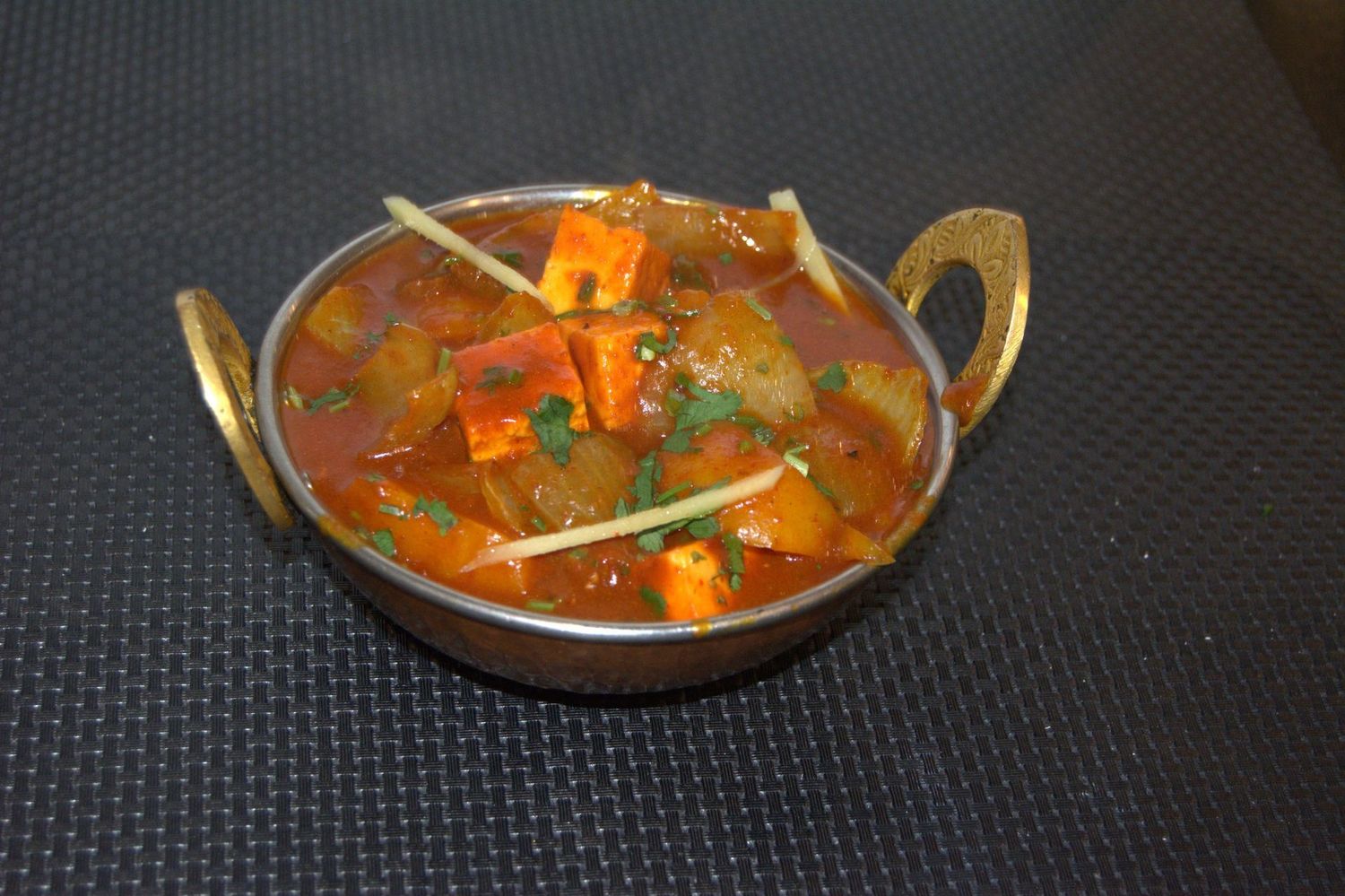 KARAHI PANEER (Fromage maison préparé avec poivrons et d’oignons)