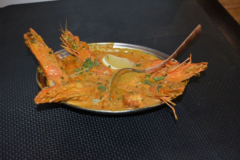 GAMBAS MASALA (Crevettes géantes en sauce aux épices, avec tomates, oignons et citron)
