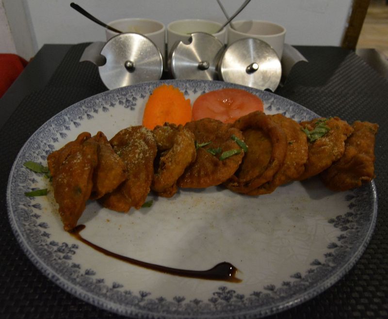 PAKORA MIXTE (Beignets d’aubergines, d’oignons et de pommes de terre, frits)