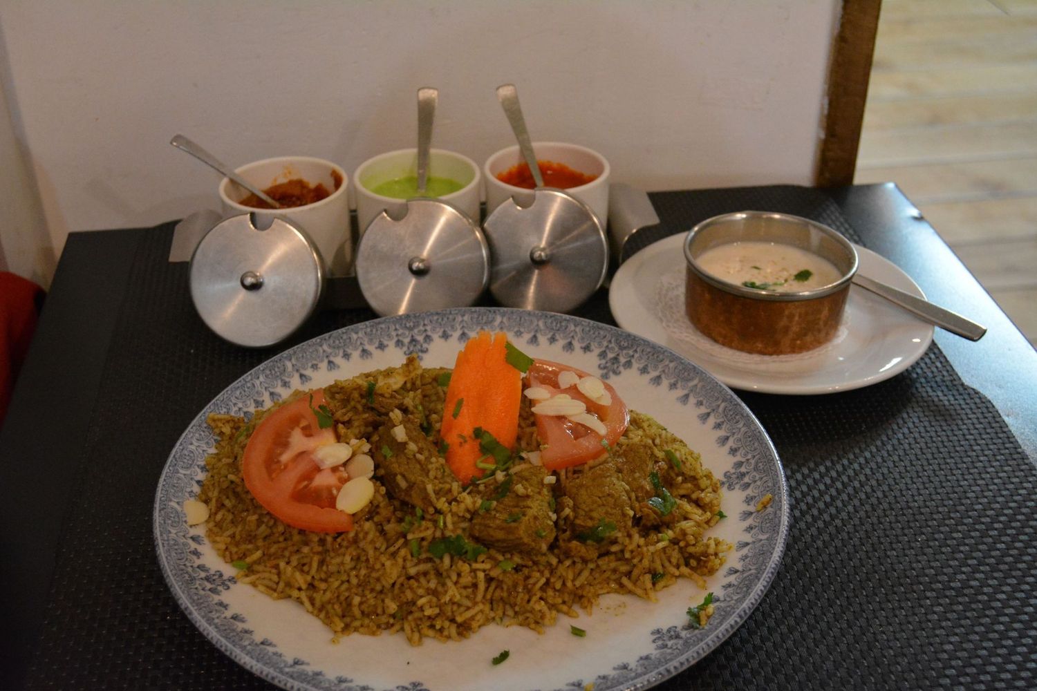 BIRIYANI AGNEAU                                                                               (Riz préparé avec des morceaux d’agneau et des épices)