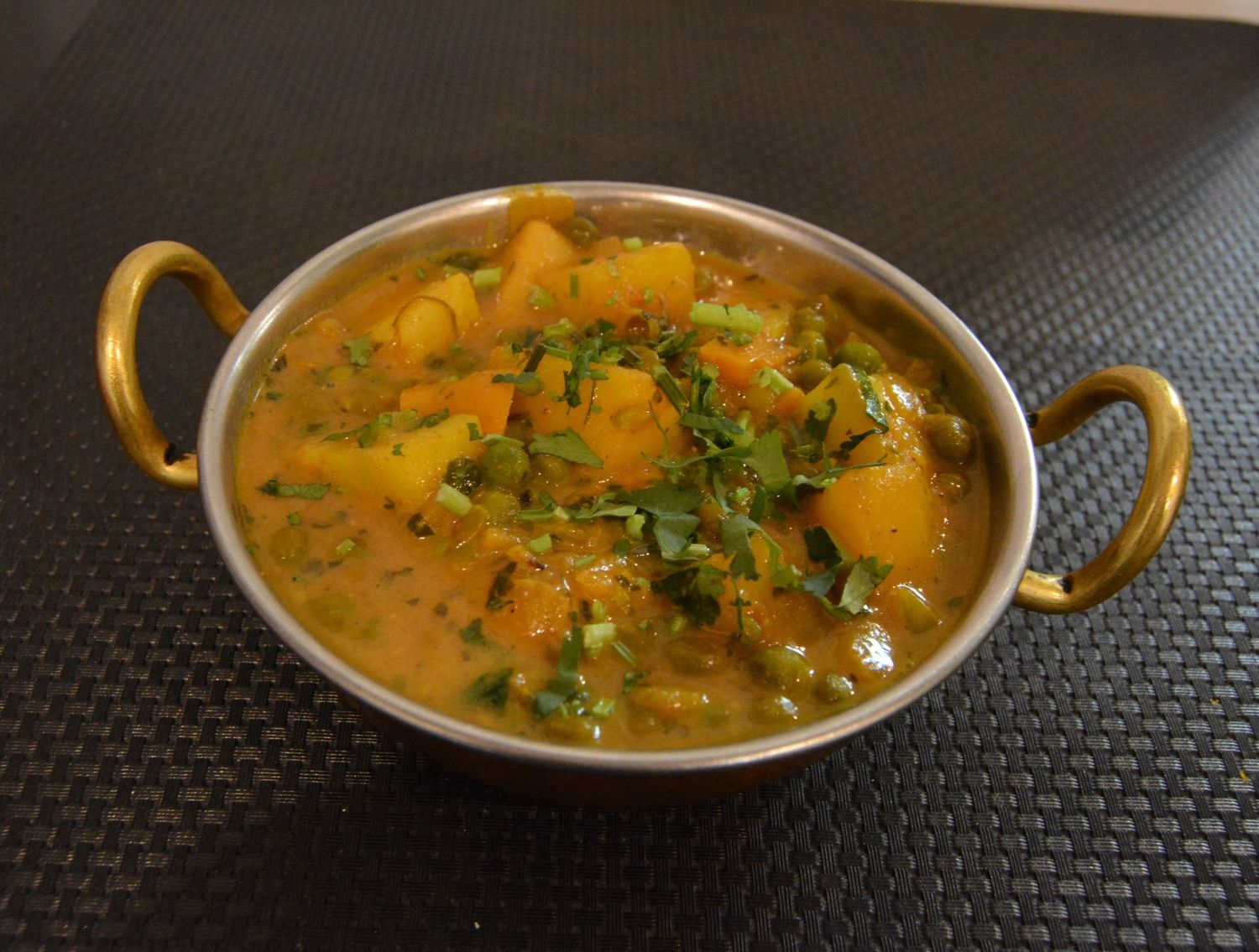 ALLU MATTER  (Curry de pomme de terre aux petits pois)