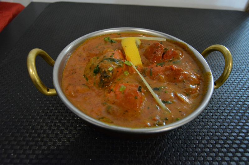 AUMON TIKKA MASALA (Morceaux de saumon cuits dans une sauce masala avec tomates, oignons et citron)