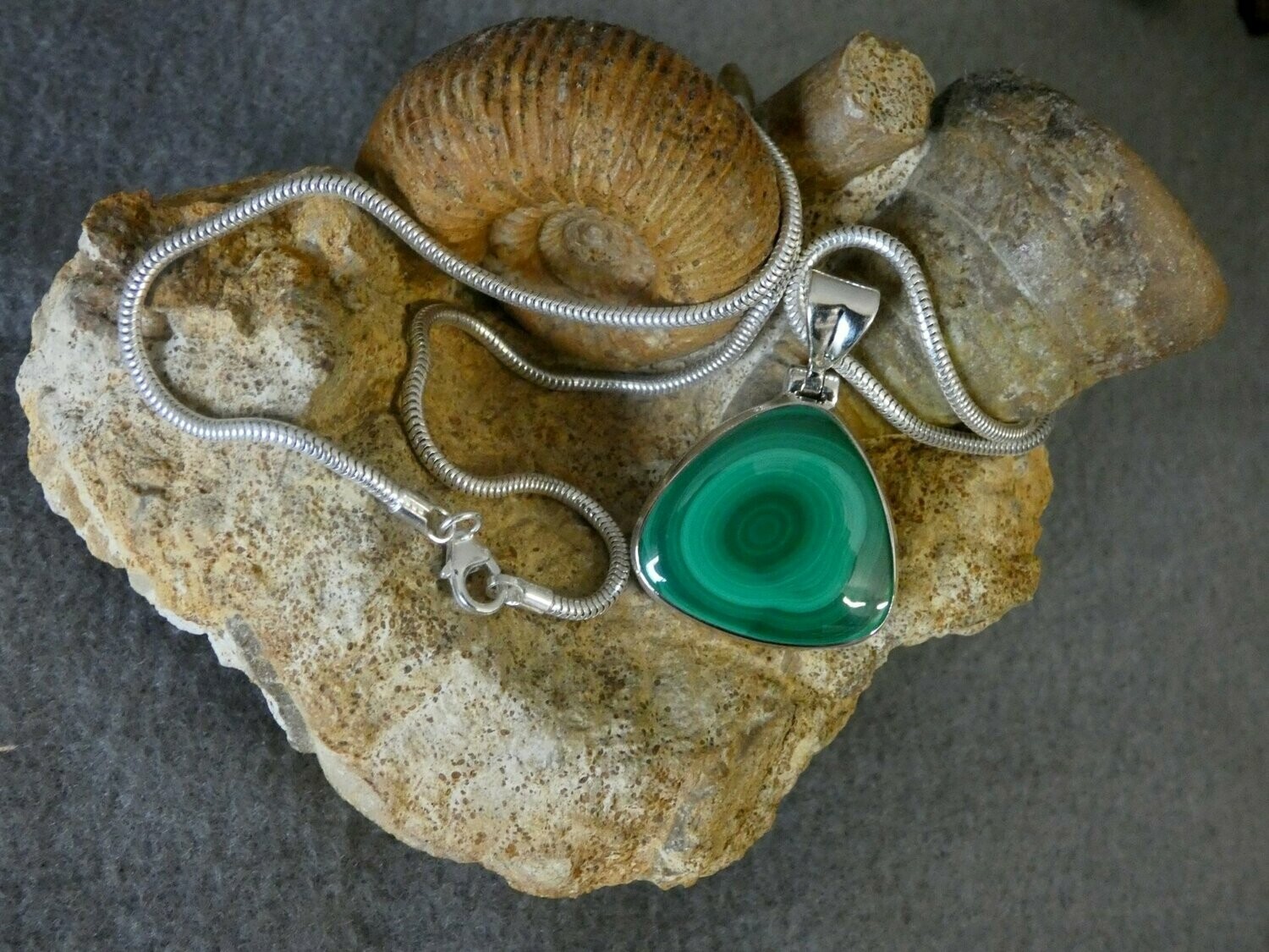 Anhänger Malachit,  Dreiecksform in Silberfassung 925