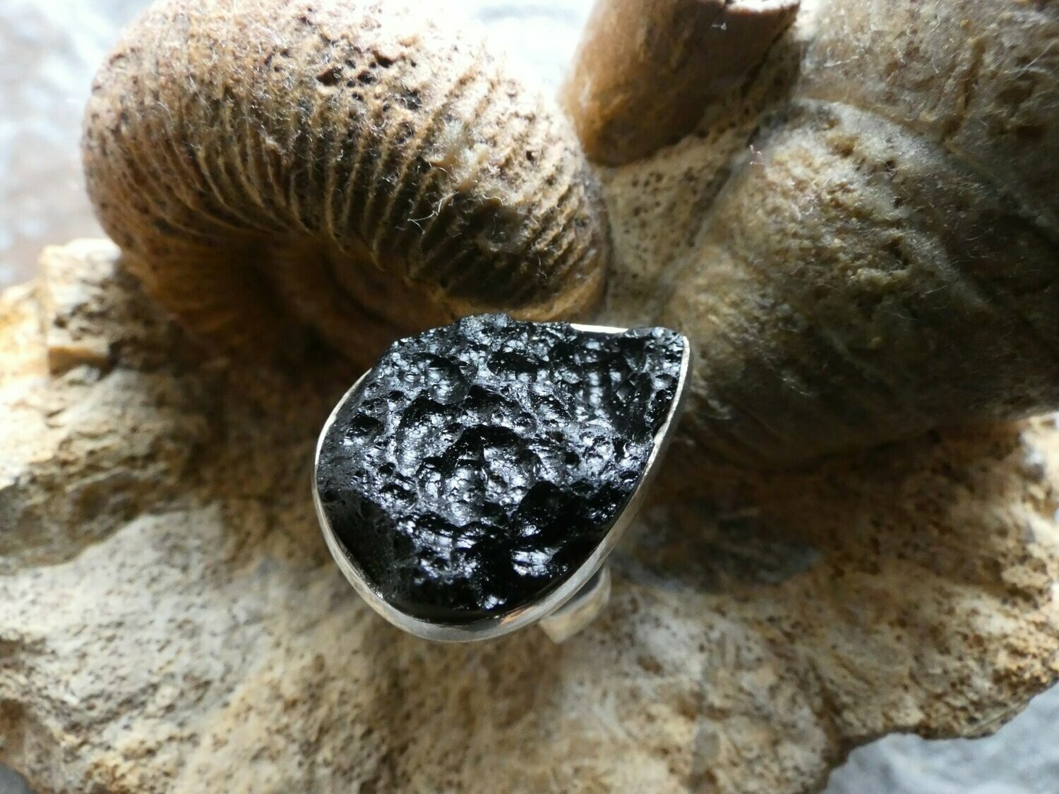 Ring Tektit, Tropfenform, Silberfassung 925 - Größe 54