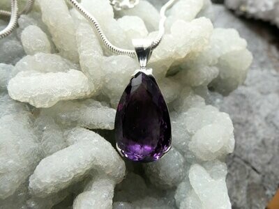 Anhänger Amethyst, facettiert, Tropfenform, Silberfassung 925