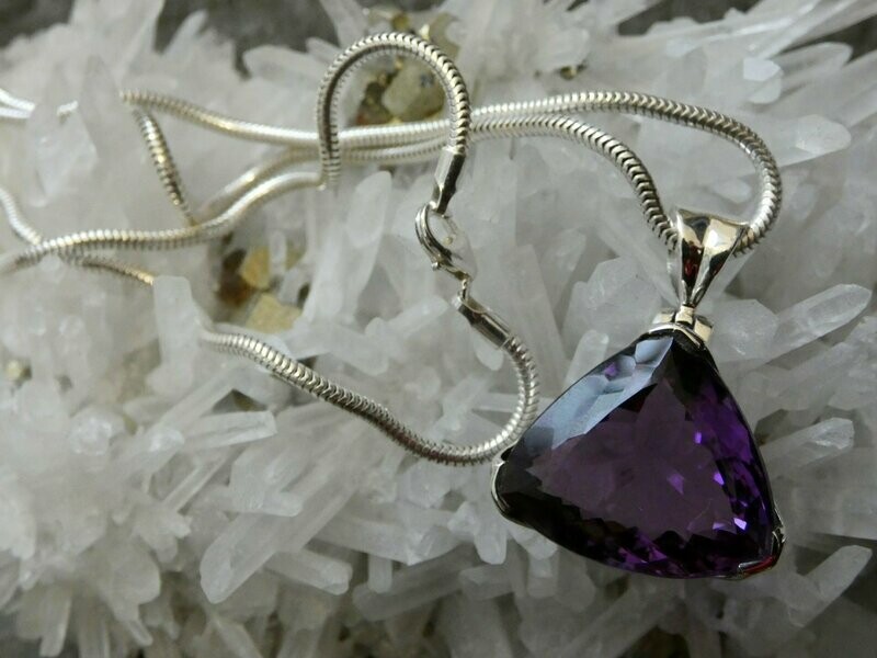 Anhänger Amethyst, facettiert, Dreieck, Silberfassung 925 Anhänger Amethyst, facettiert, Dreieck, Silberfassung 925
