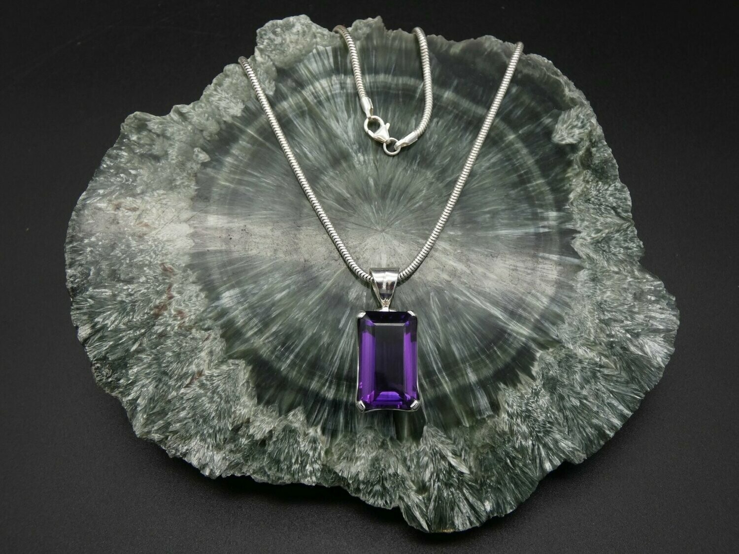 Anhänger Amethyst, facettiert, Dreieck, Silberfassung 925