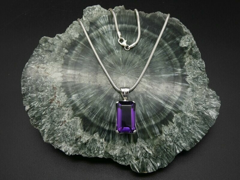 Anhänger Amethyst, facettiert, Dreieck, Silberfassung 925 Anhänger Amethyst, facettiert, Dreieck, Silberfassung 925