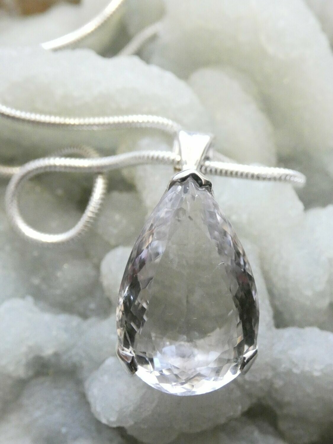 Anhänger Bergkristall, Tropfenform, facettiert, Silberfassung 925