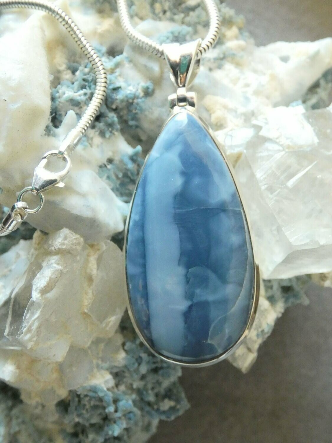 Anhänger blauer Opal, Tropfenform mit Silberfassung 925
