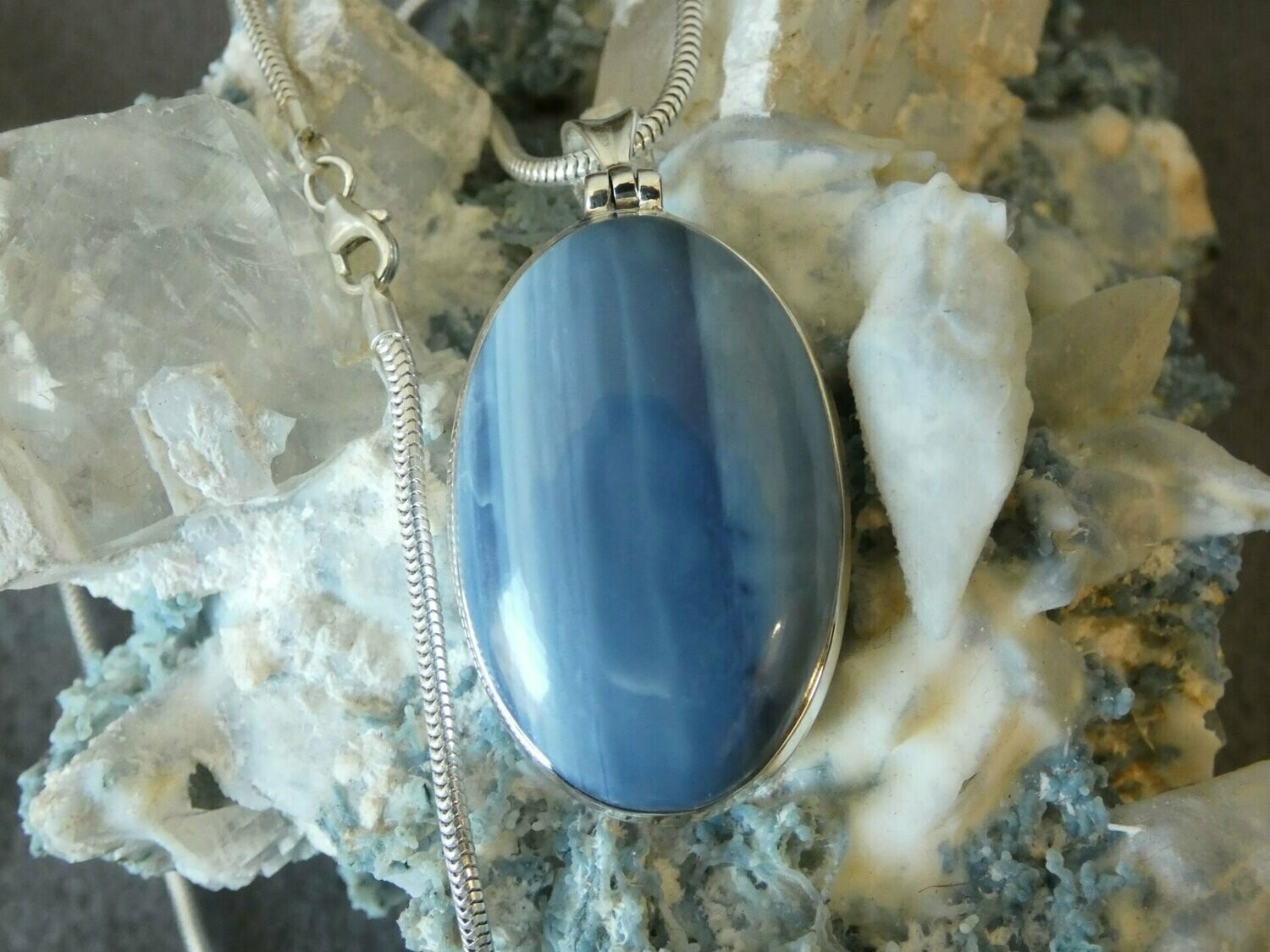 Anhänger blauer Opal, oval, mit Silberfassung 925