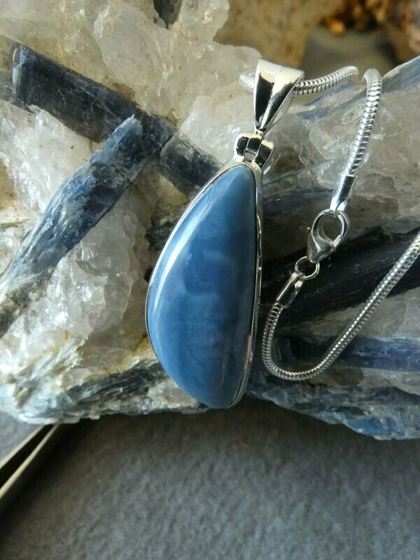 Anhänger blauer Opal, Tropfenform mit Silberfassung 925 Anhänger blauer Opal, Tropfenform mit Silberfassung 925