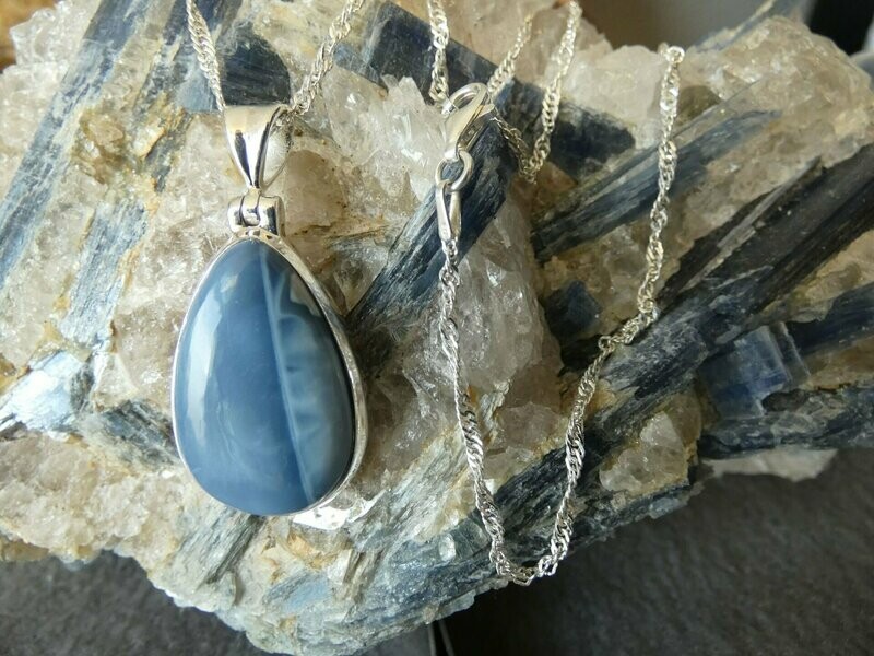 Anhänger blauer Opal, Tropfenform mit Silberfassung 925 Anhänger blauer Opal, Tropfenform mit Silberfassung 925