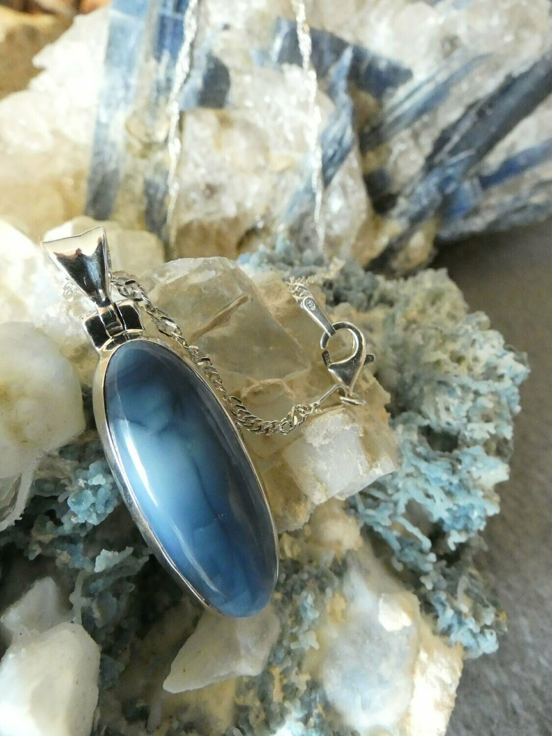 Anhänger blauer Opal, Olivenform mit Silberfassung 925