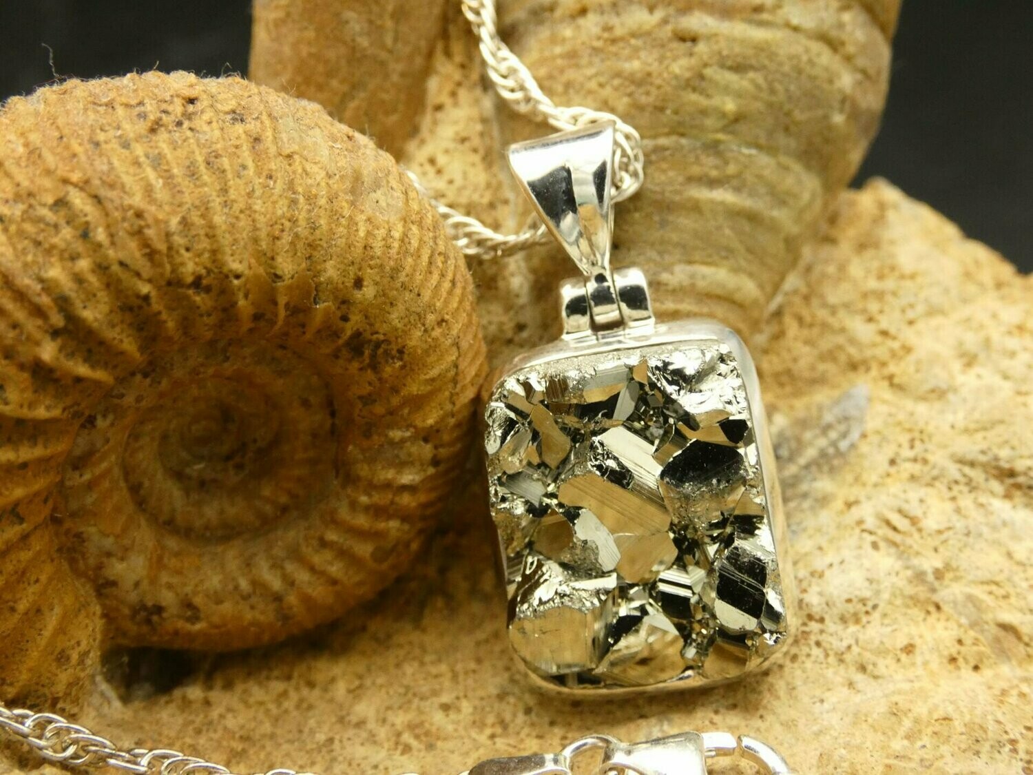 Anhänger Pyrit, rechteckig mit Silberfassung und Silberkette 925