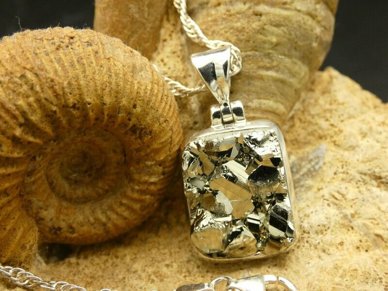 Anhänger Pyrit, rechteckig mit Silberfassung und Silberkette 925 Anhänger Pyrit, rechteckig mit Silberfassung und Silberkette 925