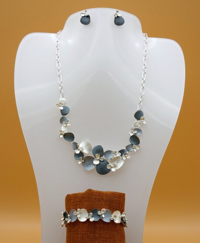 Set - Collier + Ohrstecker + Armband in silber- und grau-Tönen Set - Collier + Ohrstecker + Armband in silber- und grau-Tönen