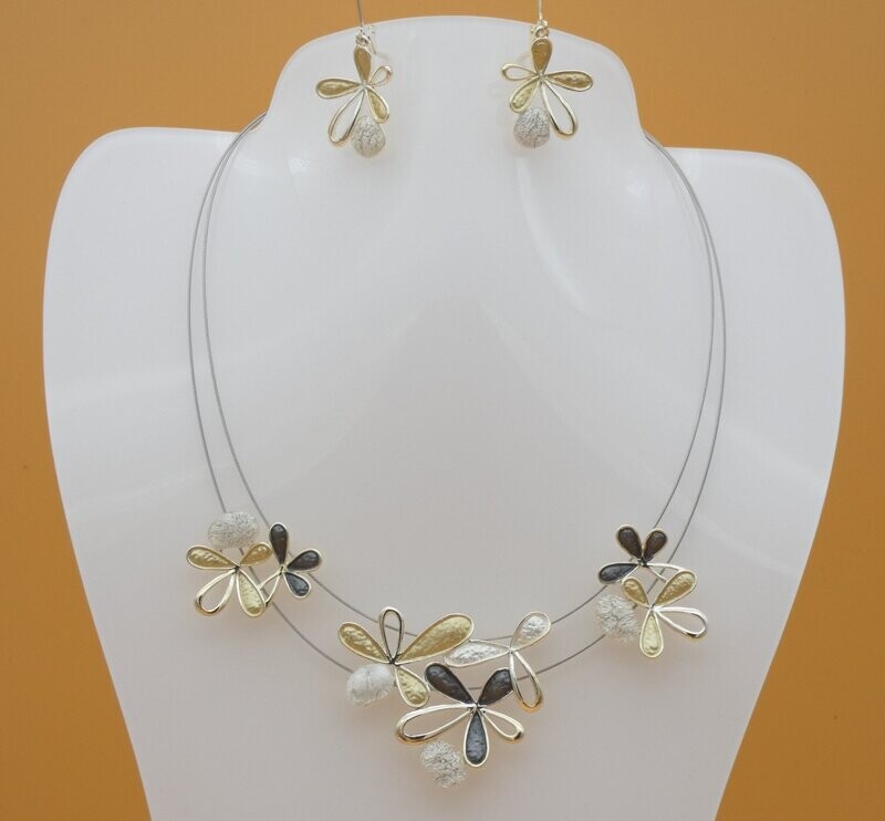 Set - Collier + Ohrstecker im Blütenmuster Set - Collier + Ohrstecker im Blütenmuster