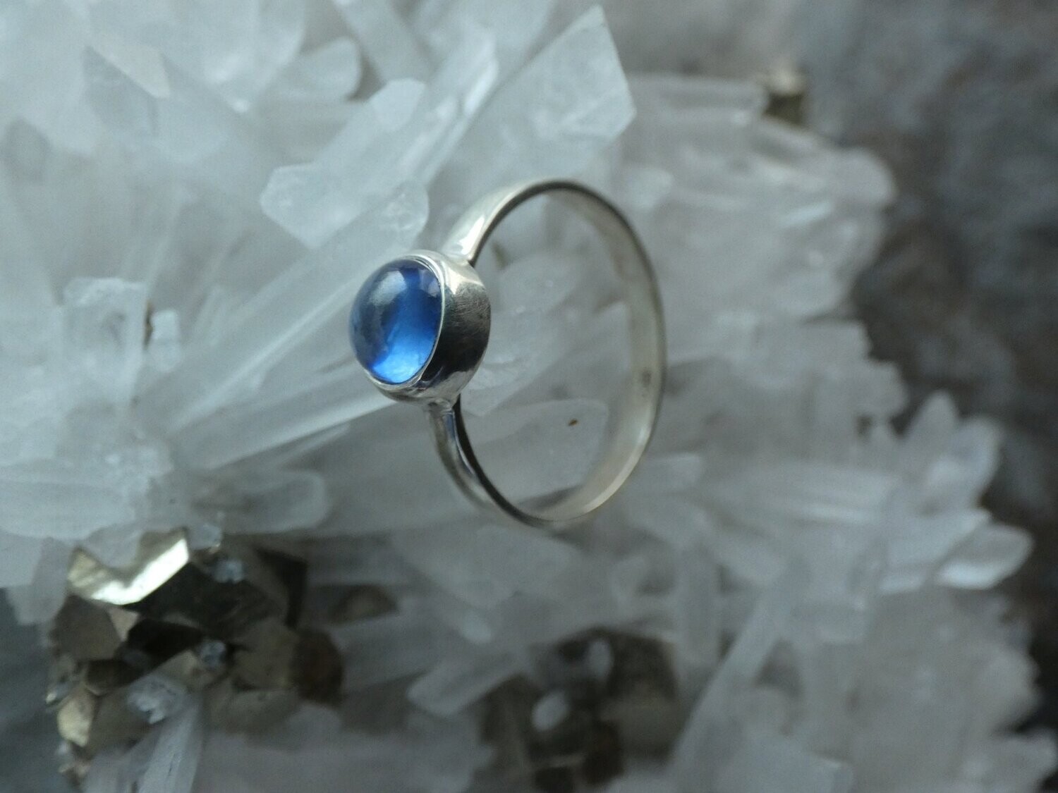 Ring Kyanit/Disthen,  rund gefaßt in Silber 925, Ringgröße 54
