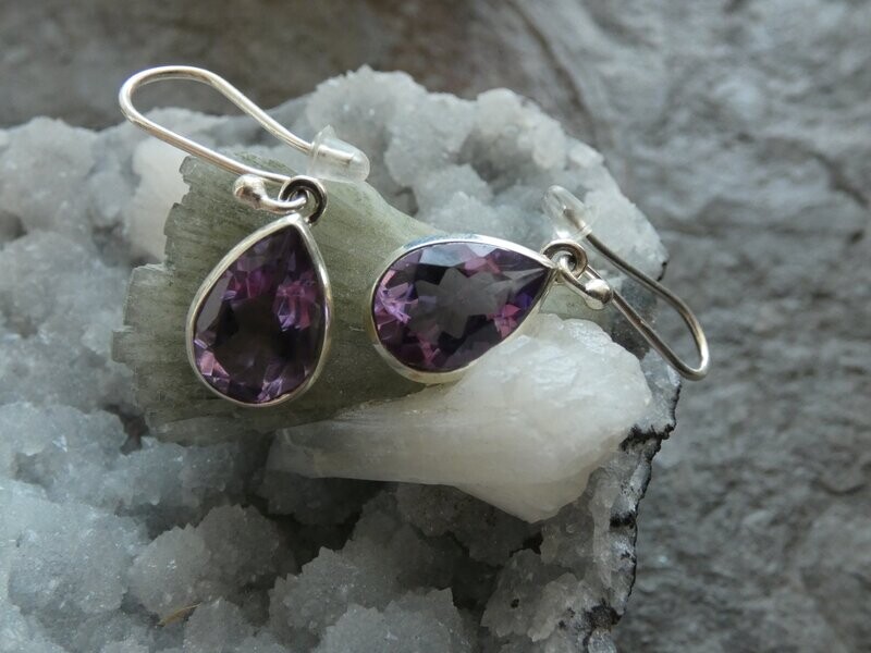 Ohrhänger Amethyst violett facettiert, Tropfenform Silber 925 gefasst Ohrhänger Amethyst violett facettiert, Tropfenform Silber 925 gefasst