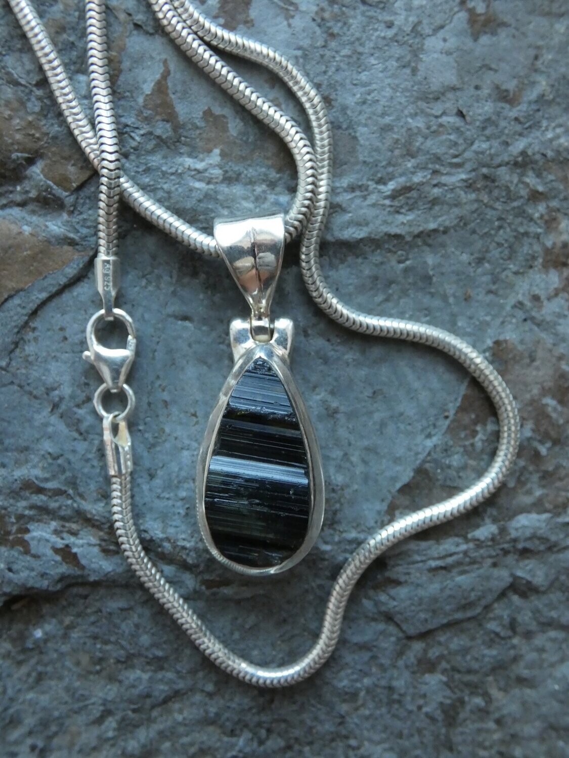 Anhänger Turmalin, schwarz, Tropfenform, Silberfassung 925