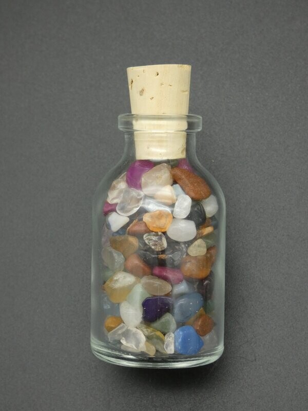 Flasche mit kleinen Heilsteinen Flasche mit kleinen Heilsteinen