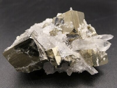 Pyrit-Würfel auf Bergkristall, 48gr, 4,4x3,6x2,5cm, 48gr.