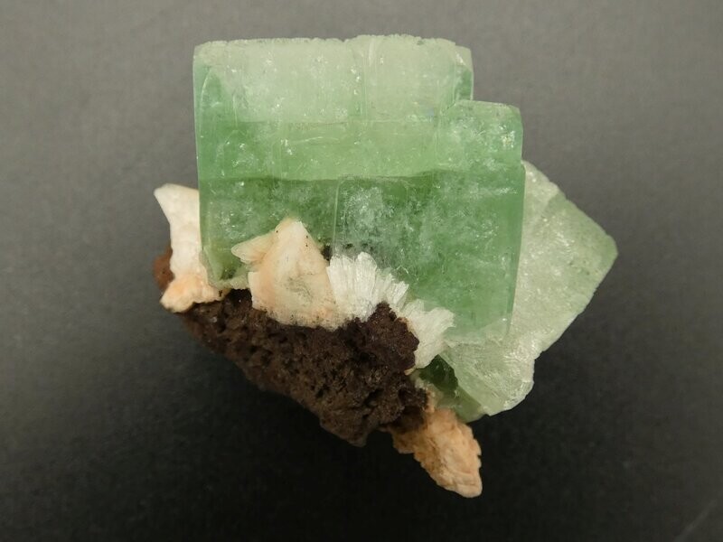 Apophyllit-Würfel mit Stilbit, 3,8x2,8x3,5cm, 38,3gr. Apophyllit-Würfel mit Stilbit, 3,8x2,8x3,5cm, 38,3gr.