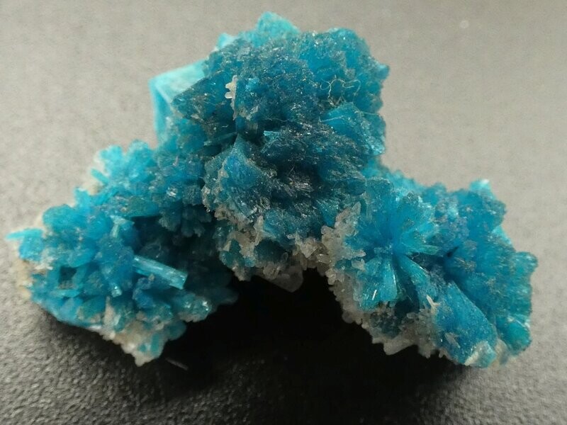 Pentagonit, ca. 2,5x1,4x1,3cm, 3,1gr Pentagonit, ca. 2,5x1,4x1,3cm, 3,1gr