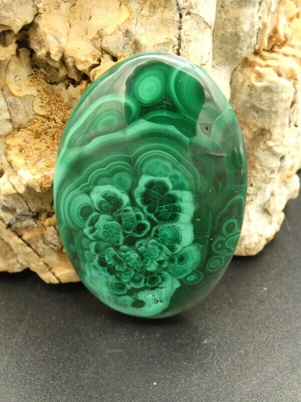 Malachit, Handschmeichler, 4,7x3,0x0,8cm, 26,8gr. Malachit, Handschmeichler, 4,7x3,0x0,8cm, 26,8gr.