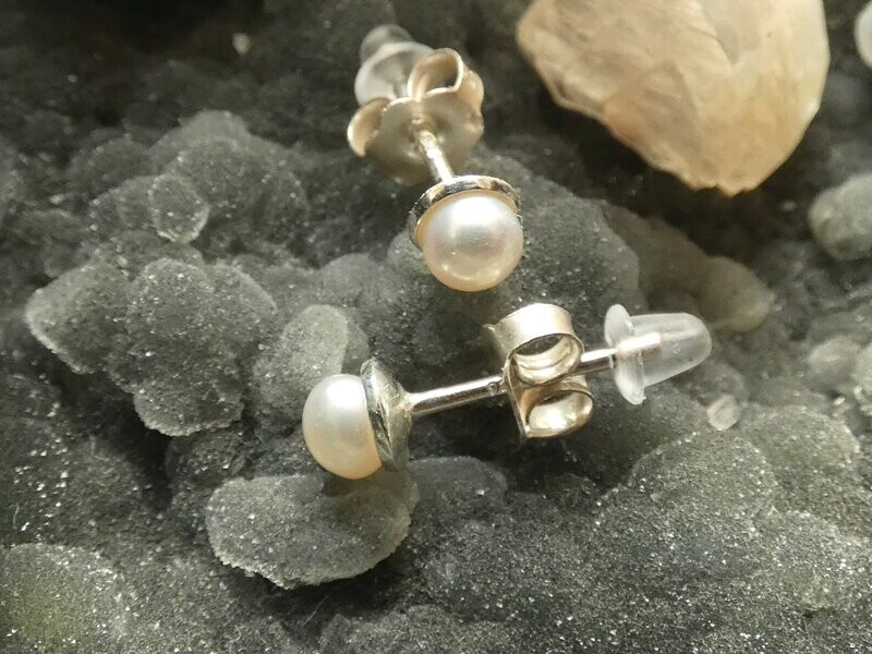 Ohrstecker Perle, Ø 5mm, perlmutt, rund mit Silber 925 Ohrstecker Perle, Ø 5mm, perlmutt, rund mit Silber 925