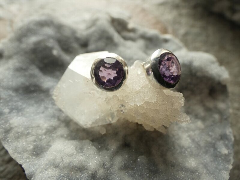 Ohrstecker Amethyst violett facettiert, rund Silber 925 gefasst