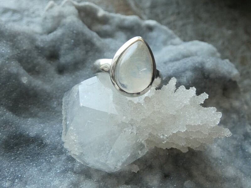 Ring Regenbogen-Mondstein, Tropfenform, Silberfassung 925, Ringgröße: 53 Ring Regenbogen-Mondstein, Tropfenform, Silberfassung 925, Ringgröße: 53