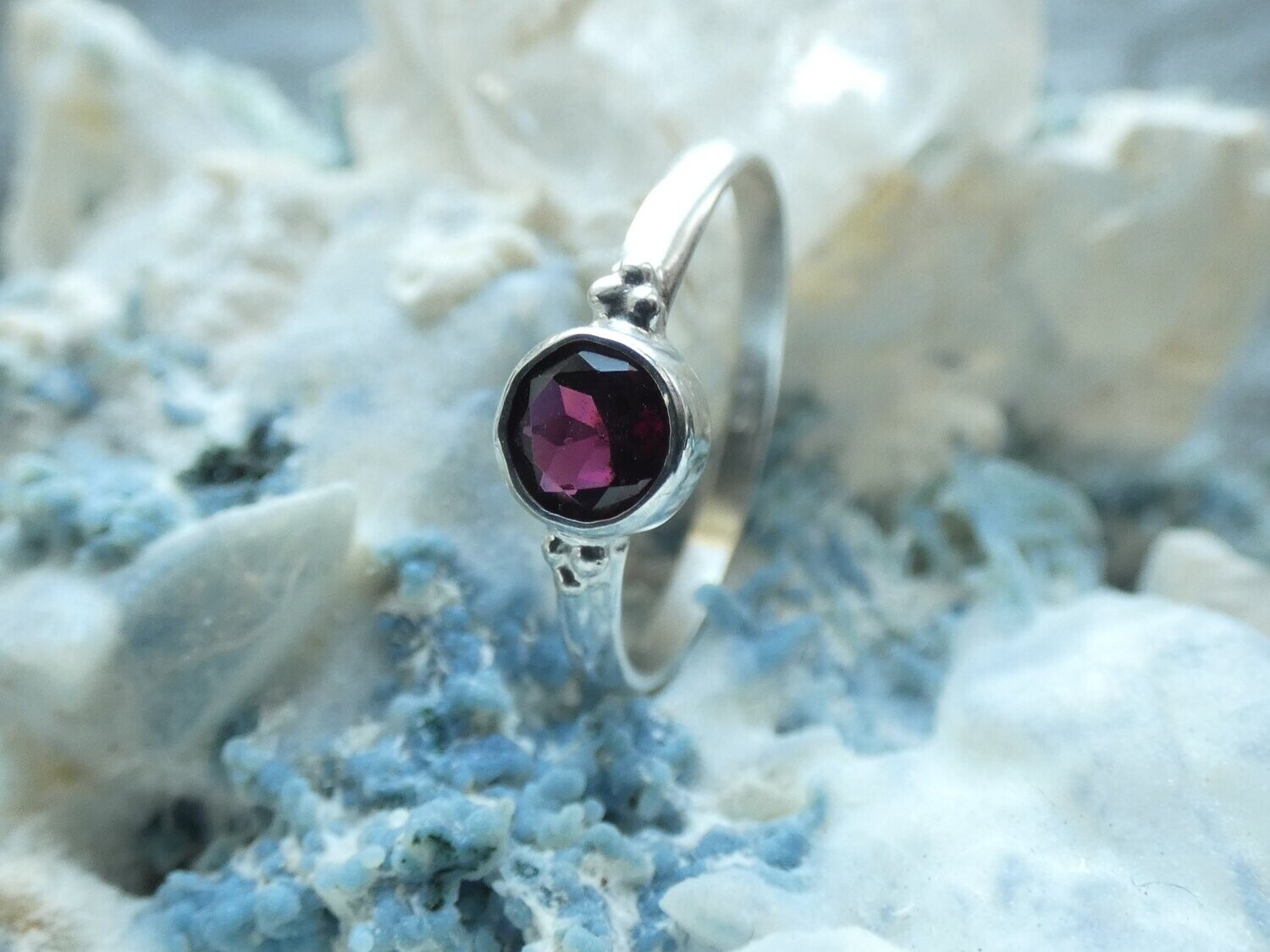 Ring Granat, facettiert, Größe 52/54/56/58, rund in Silber 925