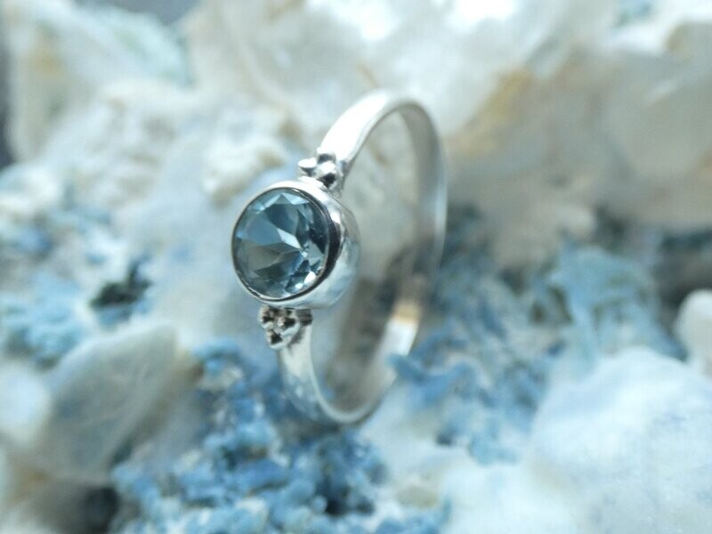 Ring Blauer Topas, facettiert, Größe 52/54/56/58, rund in Silber 925