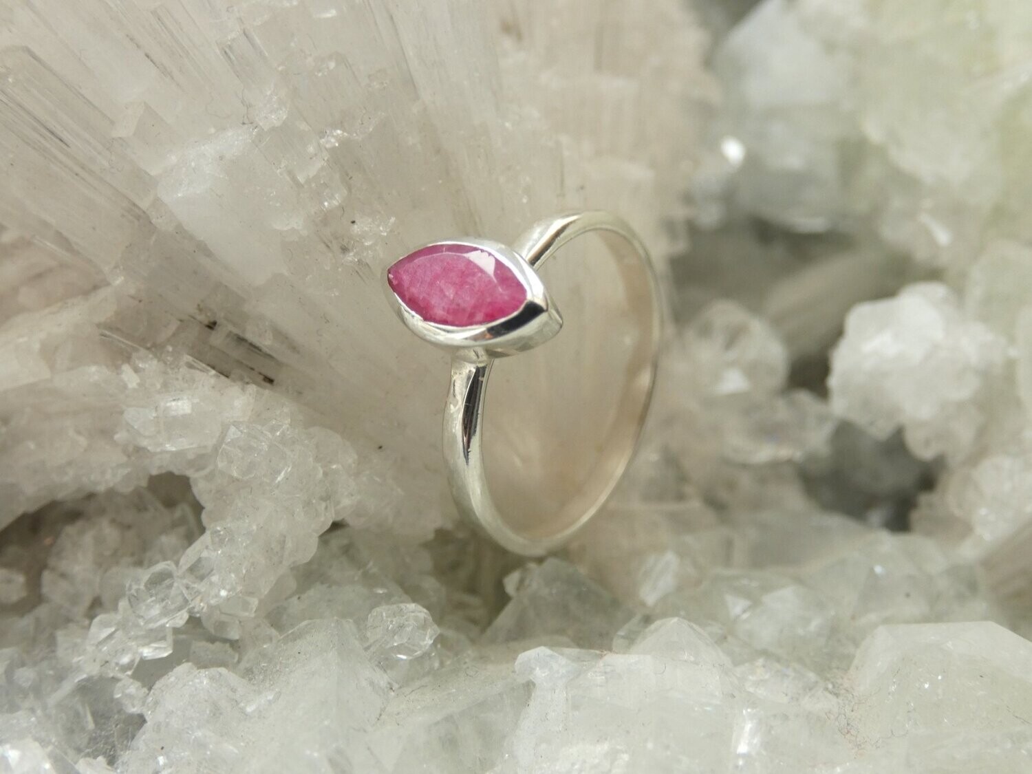Ring Rubin, Navette, Silberfassung 925, Größe 54