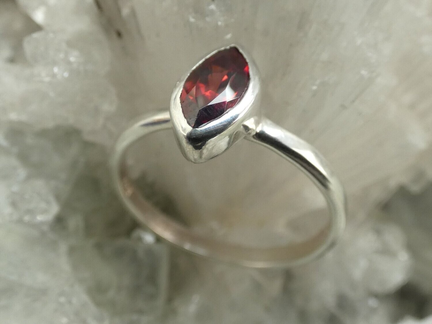 Ring Granat, facettiert, Größe 54/56/58/60, Navette in Silber 925