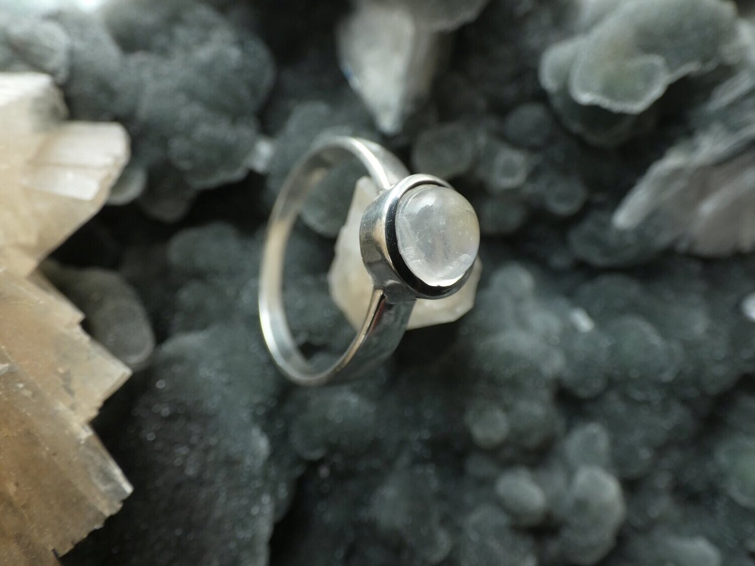 Ring Regenbogen-Mondstein, rund, Silberfassung 925, Ringgröße: 52-62