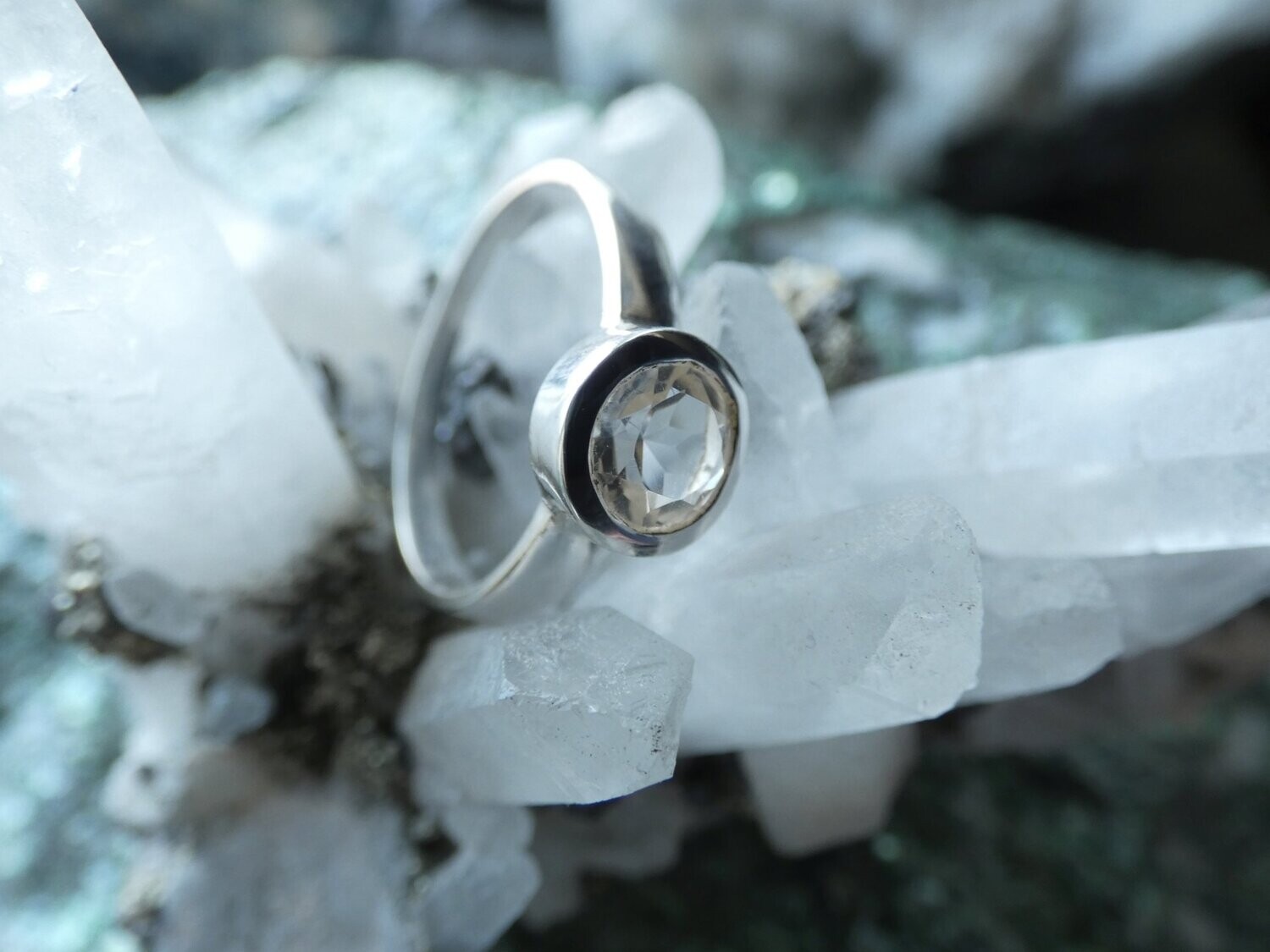 Ring Bergkristall, rund, facettiert, in Silber 925 gefaßt, Gr. 52-62