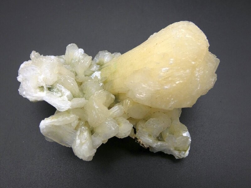 Stilbit auf Chalcedon, LxBxH: ca. 7,3 x 4,3 x 4,3 cm, ca. 77 gr Stilbit auf Chalcedon, LxBxH: ca. 7,3 x 4,3 x 4,3 cm, ca. 77 gr