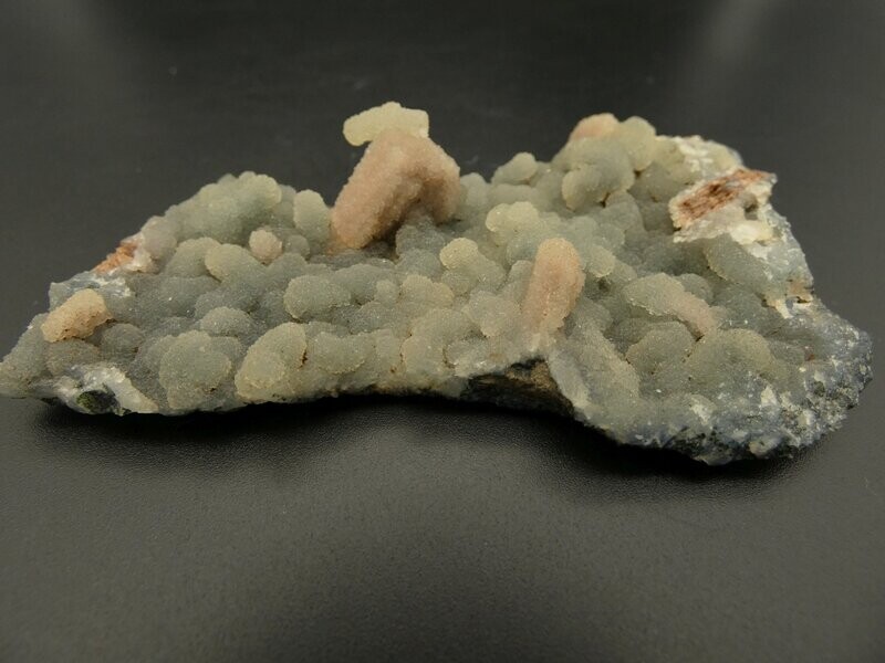 Chalcedon mit Stilbit, LxBxH: ca. 8,5 x 6,0 x 2,0 cm, ca. 68 gr Chalcedon mit Stilbit, LxBxH: ca. 8,5 x 6,0 x 2,0 cm, ca. 68 gr